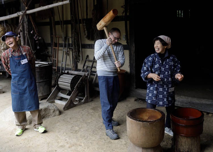 Mochitsuki rice-pounding is trickier than it seems