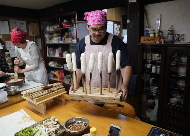 Taking the tray of tanpo to be roasted