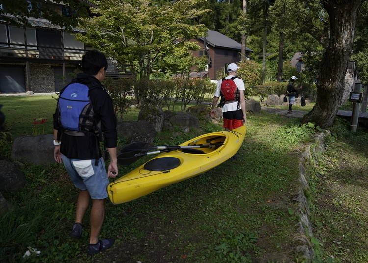 Carrying the kayaks from the guesthouse to the water's edge