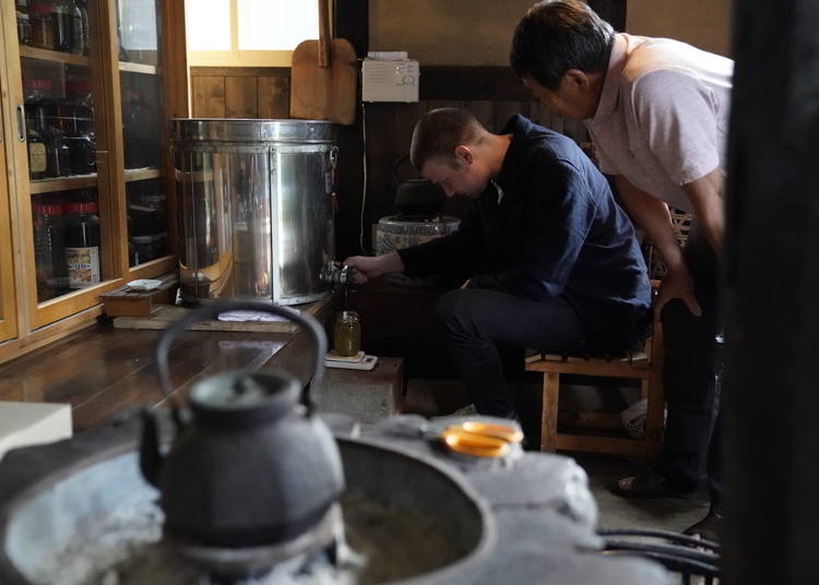 Keizou stores his honey in a large vat, allowing his guests to pour their own souvenir jars before departure