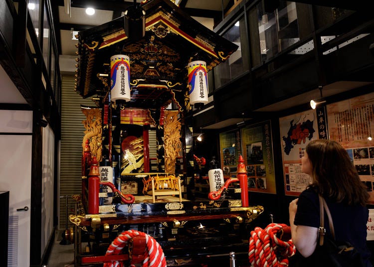 This magnificent lacquerware festival float combines all the artisans' skills in a single work
