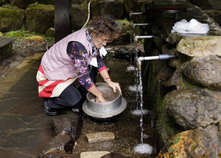 Aiko Kimura washes rice at Togen Shozu