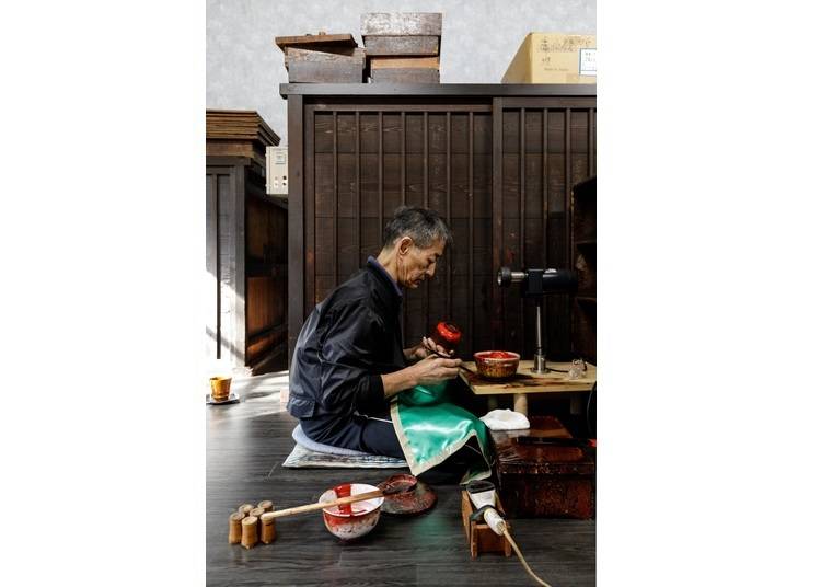 Yoichi Sugimoto applies lacquer to a bowl