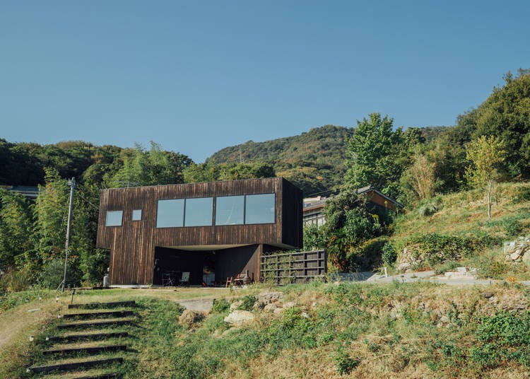 Hiuchi features a unique, elevated design