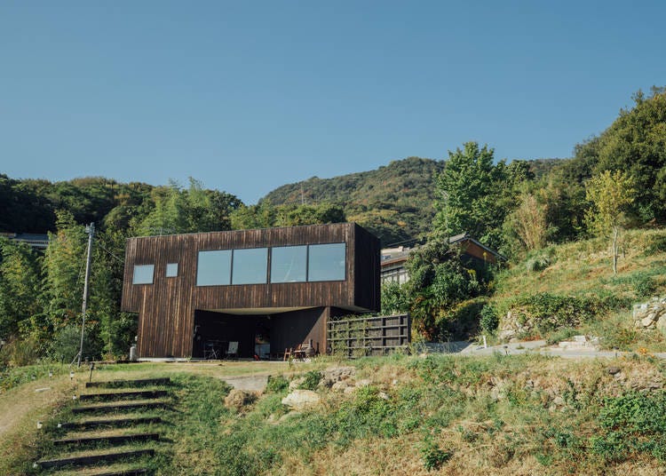 Hiuchi features a unique, elevated design