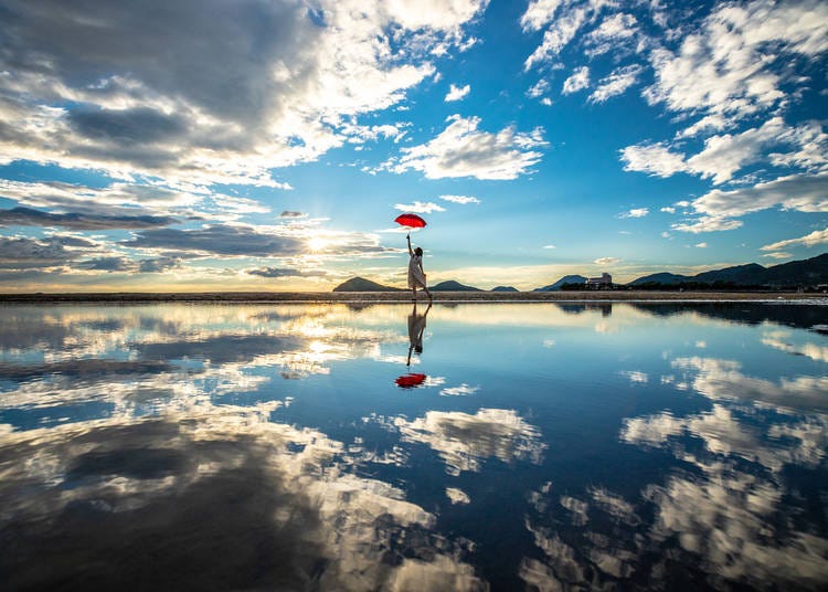 The calm seawater on Chichibugahama reflects the sky like an oil painting (Photo: Mitoyo Office of Tourism)