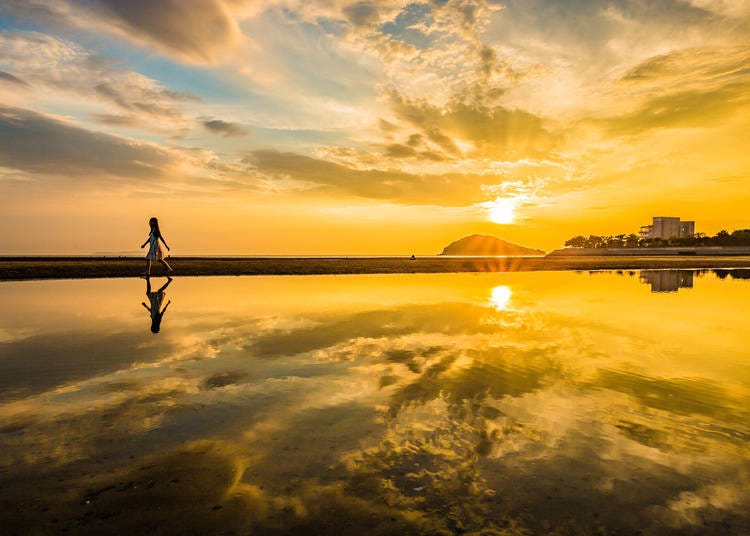 A sunset view of Chichibugahama beach (Photo: Mitoyo Office of Tourism)