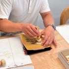 前掛け生地を使ったバッグに、伝統的な型紙を使ってステンシルができる体験ワークショップ