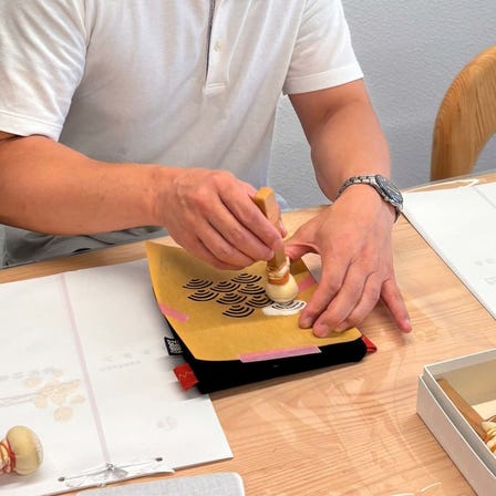 前掛け生地を使ったバッグに、伝統的な型紙を使ってステンシルができる体験ワークショップ