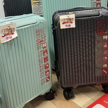 Jonetsu Kakaku Expandable Zipper Carry-On<br />
Just unzip the expansion zipper, and the depth increases, giving you precious extra packing space. It’s also loaded with clever features born from the needs of Japanese travelers.