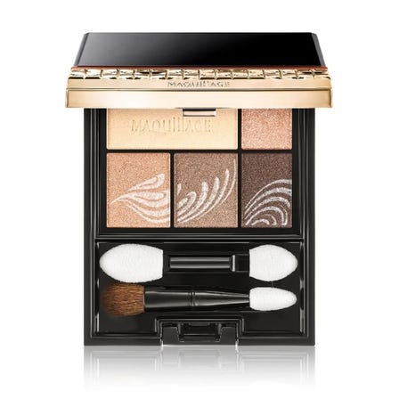 Eyes with three shades of brown for outstanding shadows.
Matches your eye color and makes your eyes look bigger. An eyeshadow that has a brown melting effect that blends in with your eye color, making your eyes look naturally appealing.