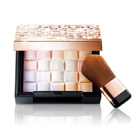 A face color with a creamy touch that subtly enhances light and shadow, gives a natural luster that seems to come from within, gives a three-dimensional look, and has a long-lasting finish.