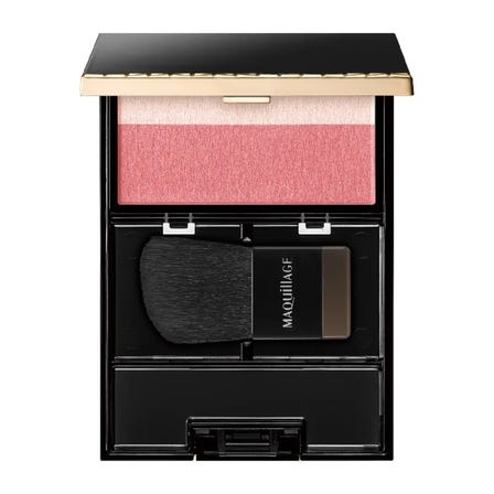 A powder cheek with a soft color that gives you shine and highlights at the same time.
The freshly applied finish lasts for a long time.