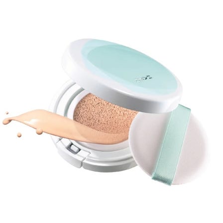 ＨＡＫＵ　ボタニック　サイエンス　薬用　美容液クッションコンパクト　（レフィル）　(医薬部外品)
シミをカバーしながら、美白美容液の効果。
明るく透明感のある肌へ仕上げる。オーロラパールが透明感のある光を放ち、色ムラも飛ばして美肌に補正する。軽やかにのび上品なつやのある自然な仕上がり。
グリーンフローラルのほのかな香り。パフ付き。