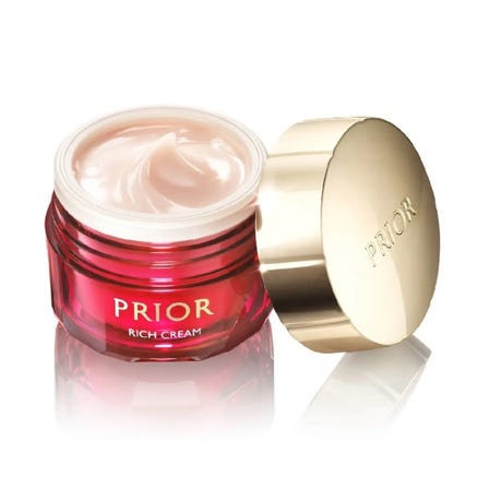 A rich beauty cream that feels like a supplement every day. It has a rich texture and melts into the skin, sealing it tightly.
Replenishes the moisture that tends to be lacking as we age, like a supplement. Maintains beautiful and firm skin for a long ti