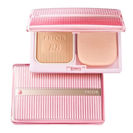A glossy highlighting effect that naturally covers spots and wrinkles without the feeling of being painted over. A powder born from BB cream that keeps your skin bright and beautiful all day long.