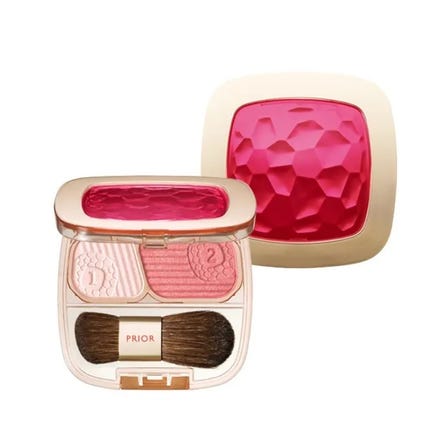 It corrects the shadows under the eyes and smile lines, and creates a firmer, upward-looking face with a glossy color that blends well with the skin.