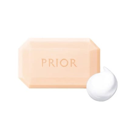 Microparticle silk removes makeup stains and old stratum corneum from deep within fine lines. The rich, creamy foam lathers up quickly, leaving your skin as smooth and shiny as if it had been polished.