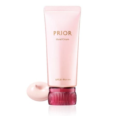 This one product will prevent your hands from getting rough and will continue to brighten and cover wrinkles, raised blood vessels, and age spots.
Protects moisture for a long time and prevents dry hands caused by alcohol and hand washing.