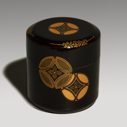 Fubuki Natsume made with cloisonné and gold lacquer (a favorite of Enshu)<br />
*Fubuki Natsume: natsume (a powdered tea container) chamfered on the top and bottom