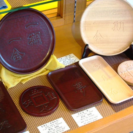 漢字を彫刻した鎌倉彫を製作しました！
お好きな漢字でのオーダーも承ります。
お土産やプレゼントにいかがでしょう！