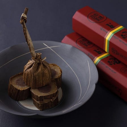[Sold on the 20th of every month] <Iori Sasaya> Representative confectionery Dorayaki
Price: 1,620 yen (1 paddle) [Limited 10 paddles]
It is a secret thin skin baked on a gong, wrapped in a stick-shaped strained bean paste, and wrapped in bamboo skin.