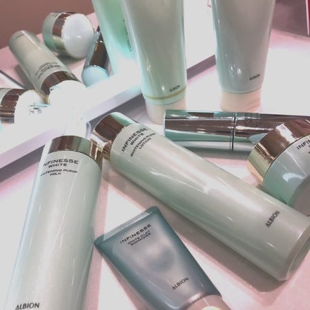 ALBION INFINESSE WHITE March 18 DEBUT<br />
<br />
Lightening and aging care from 30's<br />
It is a popular brand of ALBION!