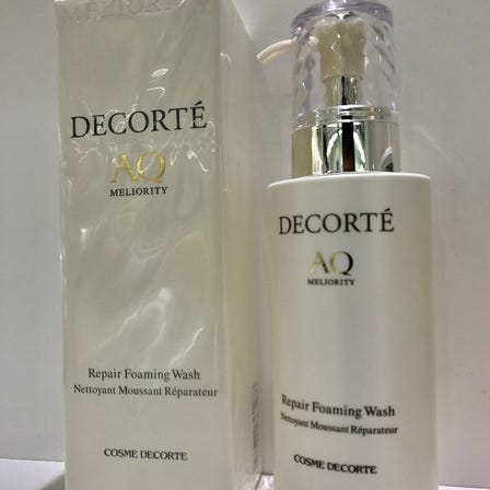 DECORTE AQ MELIORITY Repair Foaming Wash

准备好你的皮肤的每一层与美丽的成分混合豪华美好的气泡，这是一个液体洗脸，就像一个洗脸美容液！

大量的200ML进入！