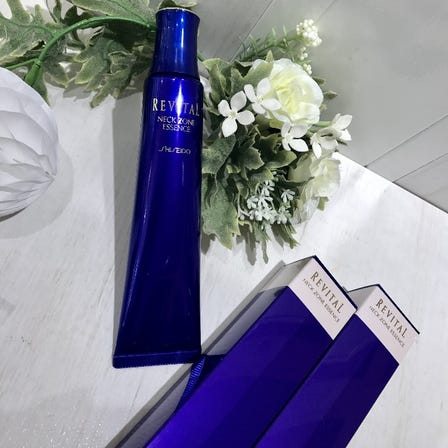 SHISEIDO REVITAL Neck Zone Essence 

It is a medicated serum for a neck zone that is neat and smoothly arranged ♪

Gives stickiness, plump and soft feeling ♪