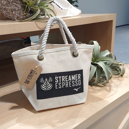 TOTE BAG
Collaboration tote bag with cafe "STREAMER ESPRESSO" opened on the second floor of MIZUNO TOKYO.

#mizuno #mizuno_tokyo #streamer_espresso #totebag