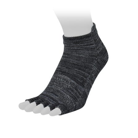 FINGERLESS SOCKS
无指袜，使用可减少闷气的材料。
让我们搭配夏季运动凉鞋。

#mizuno #for_men #socks #fingerless_socks