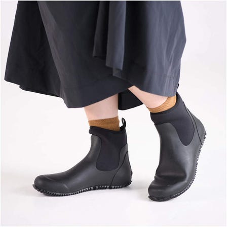RAIN SHOES
ミズノのランニングシューズ由来のインソールと靴型を採用。プロユースに開発した長靴の技術を日常用に応用しました。

#mizuno #rain #rain_shoes