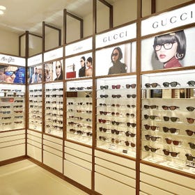 ◾️サングラスコレクション
阪急うめだ本店7階 メガネサロン
カルティエ、グッチ、マウイジム、ティファニー、プラダ、ミュウミュウ、シャネルなど、人気ブランドのサングラスを豊富に取り揃えております。
太陽の光が強くなるこれからの季節、サングラスはおしゃれとアイケアのどちらにも欠かせないアイテムです。7階メガネサロンでは、最新トレンドを取り入れた多彩なデザインのサングラスを特集しております。目をしっかり守りながら、夏の装いをより華やかに演出できます。この機会に、夏のおしゃれを彩るサングラスをぜひお試しく