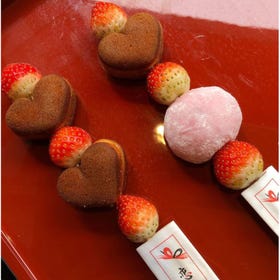 Koimikuji
Strawberry Daifuku skewers and sponge cake skewers