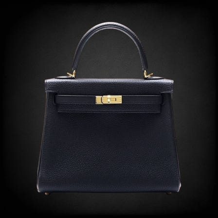 賀曼 HERMES
Kelly 25 togo 黑色，黃金配件，印有 B. 字樣。

查詢編號
R009956
