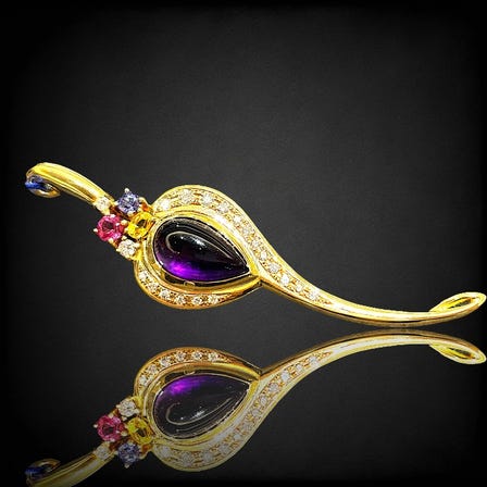 雪崎精选珠宝<br />
其他 <br />
<br />
新产品<br />
胸针<br />
紫水晶 0.48 克拉<br />
K18 黄金<br />
钻石 0.1 克拉<br />
石榴石 0.8 克拉<br />
附件 Yukizaki 原装盒、鉴定证书<br />
<br />
查询项目编号：J193853