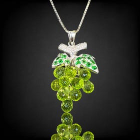 YUKIZAKI SELECT JEWELRY
OTHER Peridot / Diamond / Garnet NC

Necklace with grape motif　
Grape motif
K18 white gold
Peridot 8.93ct
Diamond 0.1ct
Garnet 0.8ct
Accessories Yukizaki original box

Inquiry Item ID: J225316