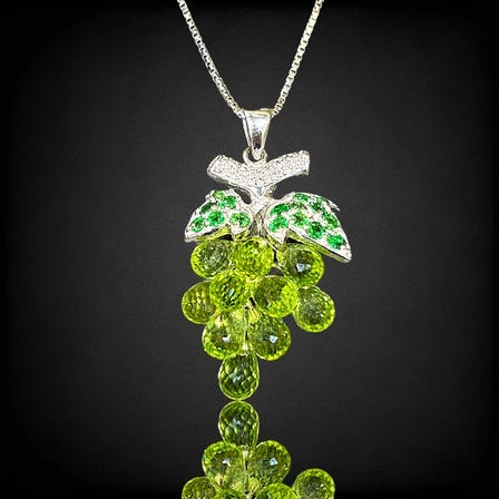 YUKIZAKI SELECT JEWELRY
OTHER Peridot / Diamond / Garnet NC

Necklace with grape motif　
Grape motif
K18 white gold
Peridot 8.93ct
Diamond 0.1ct
Garnet 0.8ct
Accessories Yukizaki original box

Inquiry Item ID: J225316