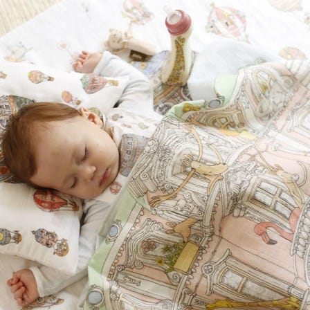 Atelier Choux Carre

■Large size gauze swaddle made of organic cotton. A very popular Atelier Choux product that can be used for many occasions, such as covering the baby's skin, bathing, and sunshade.