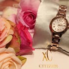 【ES9435-51A】
CITIZENのxCより、人気シリーズミニソルのさくら色モデル。
電波ソーラー時計で社会人にも学生にも便利で使いやすく、CITIZENオリジナルカラーのさくら色がキュート。
肌なじみも良く、様々なお色とのマッチも〇。

是非、CITZEN御殿場店へお立ち寄りください！
