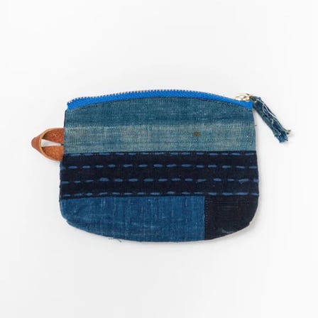 BORO FABRIC wallet

This wallet is made with sashiko on scraps of indigo-dyed old cloth "BORO" and finished with a random patchwork that complements each piece of cloth.