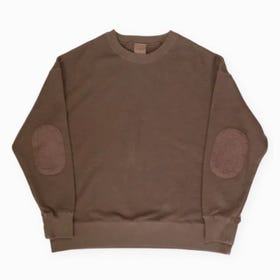 Original Sweat Elbow patch - Chocolate Brown

This crew neck sweatshirt features subtly accented sashiko elbow patches, offering a simple yet playful design.