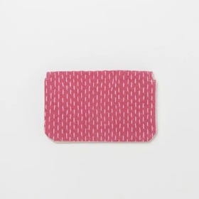 SASHIKO FABRIC card case

This card case allows you to fully enjoy the charm of sashiko. Each item is unique, so you can choose your favorite color, pattern, and pitch.
