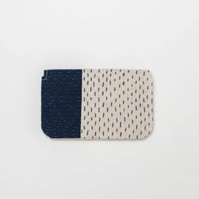 SASHIKO FABRIC card case

This card case allows you to fully enjoy the charm of sashiko. Each item is unique, so you can choose your favorite color, pattern, and pitch.