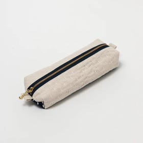SASHIKO FABRIC Pen Case

This one-of-a-kind pen case is made of pop two-tone fabric with sashiko stitching.