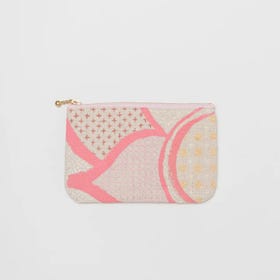 SASHIKO FABRIC wallet

A wallet featuring sashiko stitching, each with a different expression.We are particular about its compact size that fits in your hip pocket.