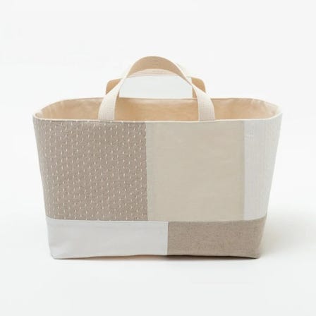SASHIKO FABRIC Basic Tote Bag L

This tote bag is made of cotton and linen fabric with a bold patchwork design using sashiko stitching.