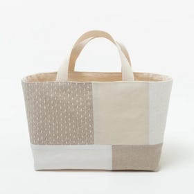 SASHIKO FABRIC Basic Tote Bag M

This tote bag is made of cotton and linen fabric with a bold patchwork design using sashiko stitching.