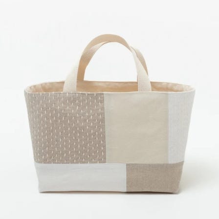 SASHIKO FABRIC Basic Tote Bag M

This tote bag is made of cotton and linen fabric with a bold patchwork design using sashiko stitching.