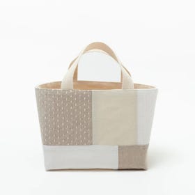 SASHIKO FABRIC Basic Tote Bag S

This tote bag is made of cotton and linen fabric with a bold patchwork design using sashiko stitching.